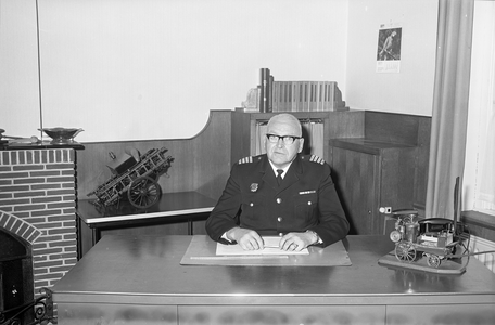 850316 Portret van scheidend brandweercommandant J. Das op zijn werkkamer in de Hoofdwacht (Minrebroederstraat 5) te Utrecht.